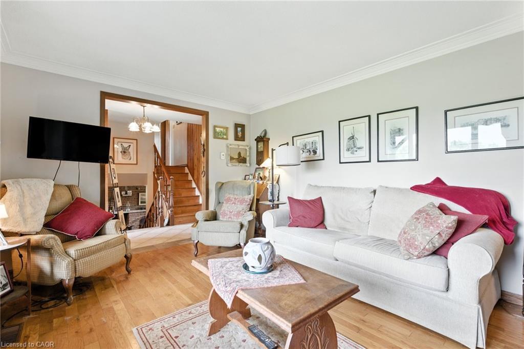6101 Walkers Line, Burlington, ON - Indoor Photo Showing Living Room