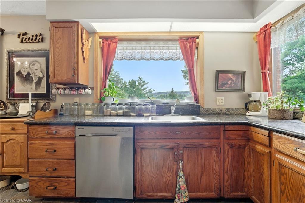 6101 Walkers Line, Burlington, ON - Indoor Photo Showing Kitchen