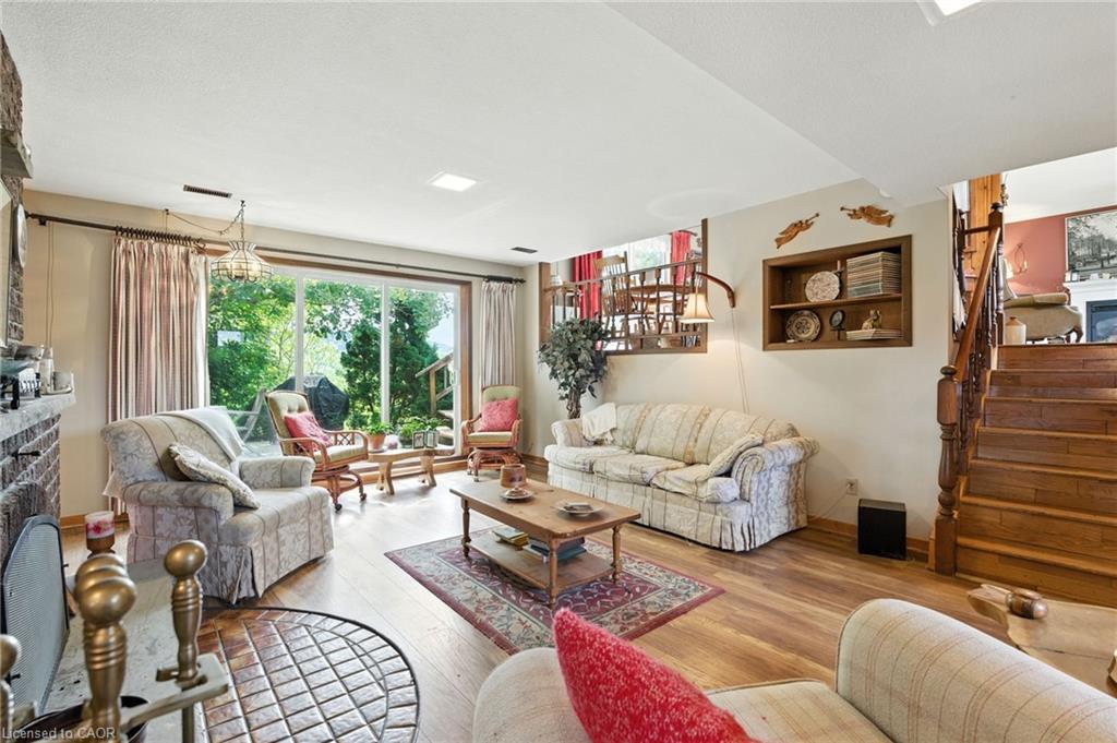 6101 Walkers Line, Burlington, ON - Indoor Photo Showing Living Room