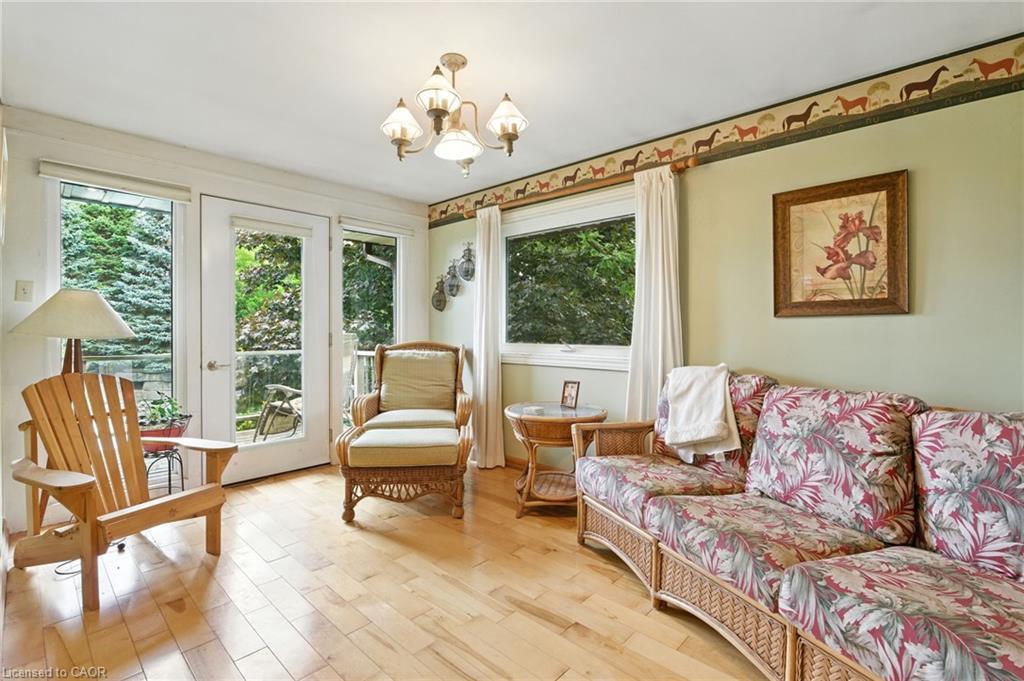 6101 Walkers Line, Burlington, ON - Indoor Photo Showing Living Room
