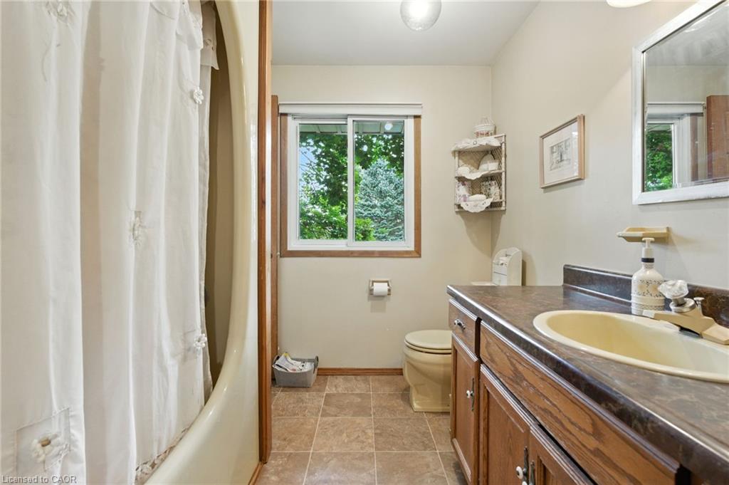 6101 Walkers Line, Burlington, ON - Indoor Photo Showing Bathroom