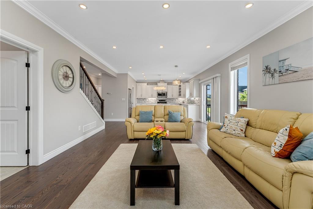 190 Spring Street, Lakeshore, ON - Indoor Photo Showing Living Room