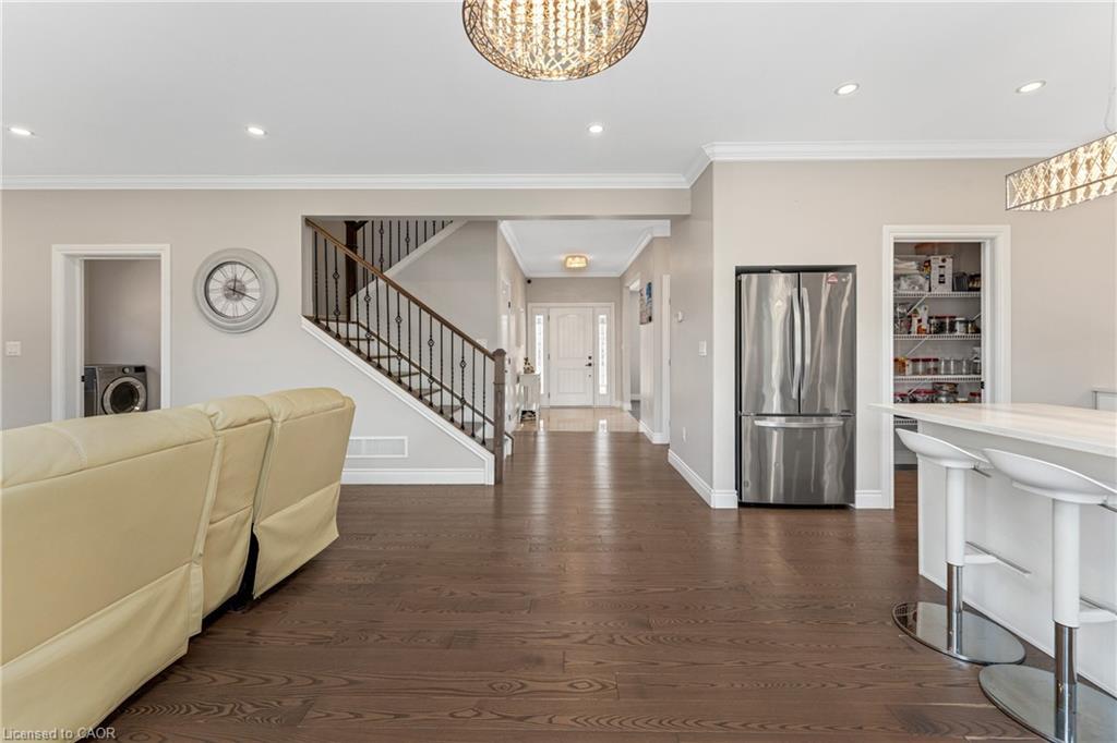 190 Spring Street, Lakeshore, ON - Indoor Photo Showing Other Room