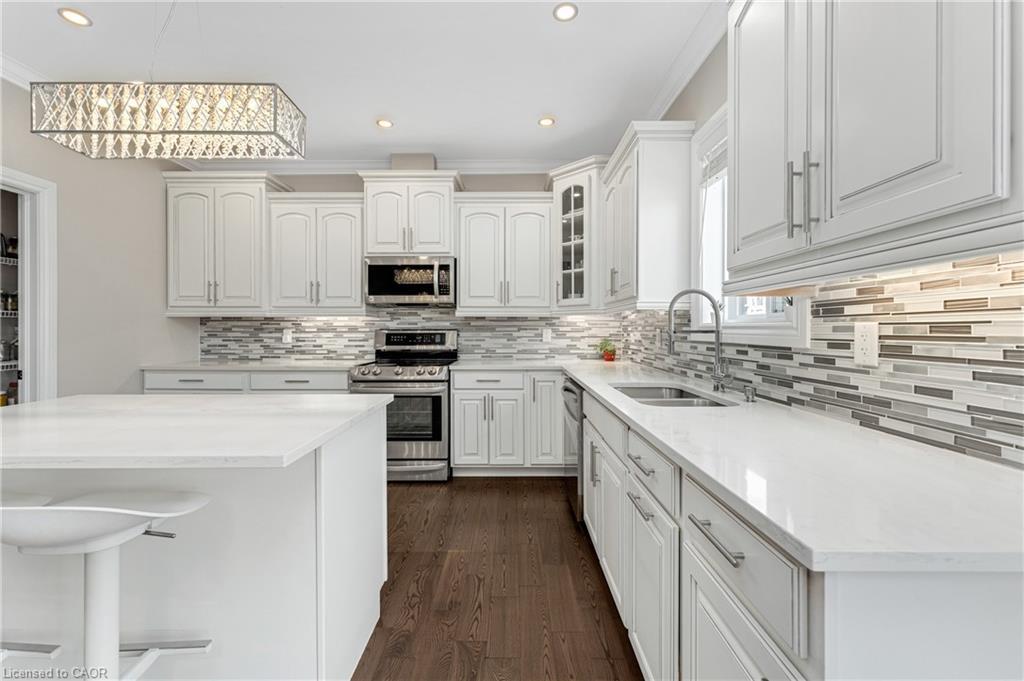 190 Spring Street, Lakeshore, ON - Indoor Photo Showing Kitchen With Double Sink With Upgraded Kitchen