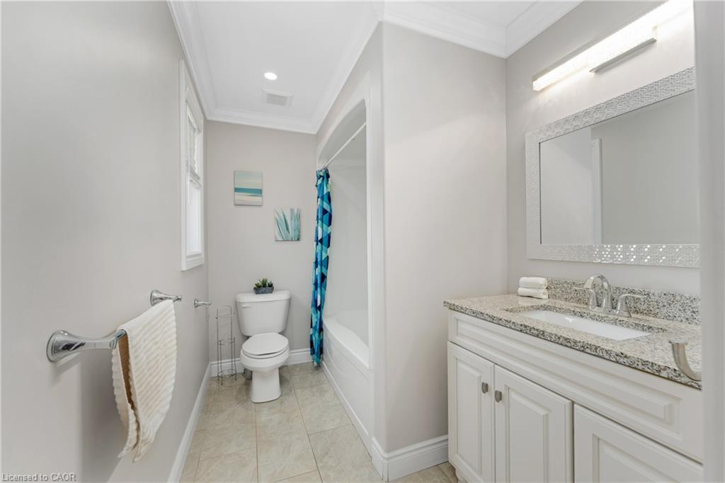 190 Spring Street, Lakeshore, ON - Indoor Photo Showing Bathroom