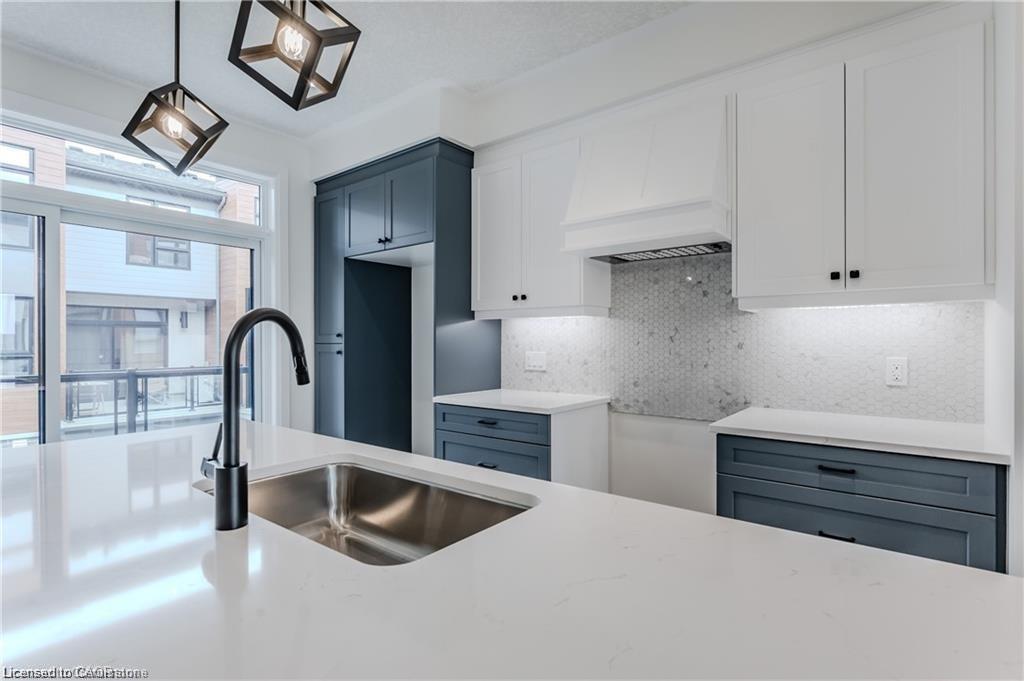 44-271 Grey Silo Road, Waterloo, ON - Indoor Photo Showing Kitchen With Double Sink With Upgraded Kitchen