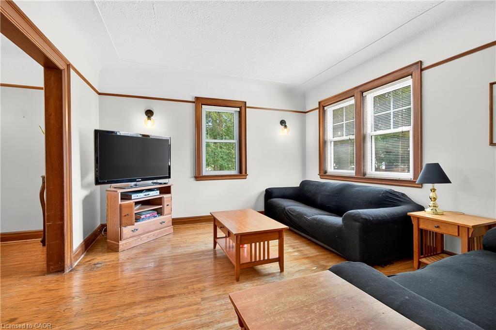 1025 King Road, Burlington, ON - Indoor Photo Showing Living Room