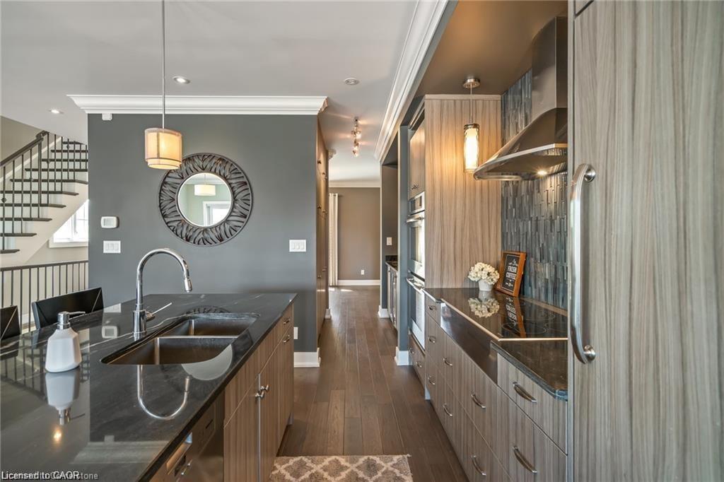 20-19 Lake Street, Grimsby, ON - Indoor Photo Showing Kitchen With Double Sink With Upgraded Kitchen