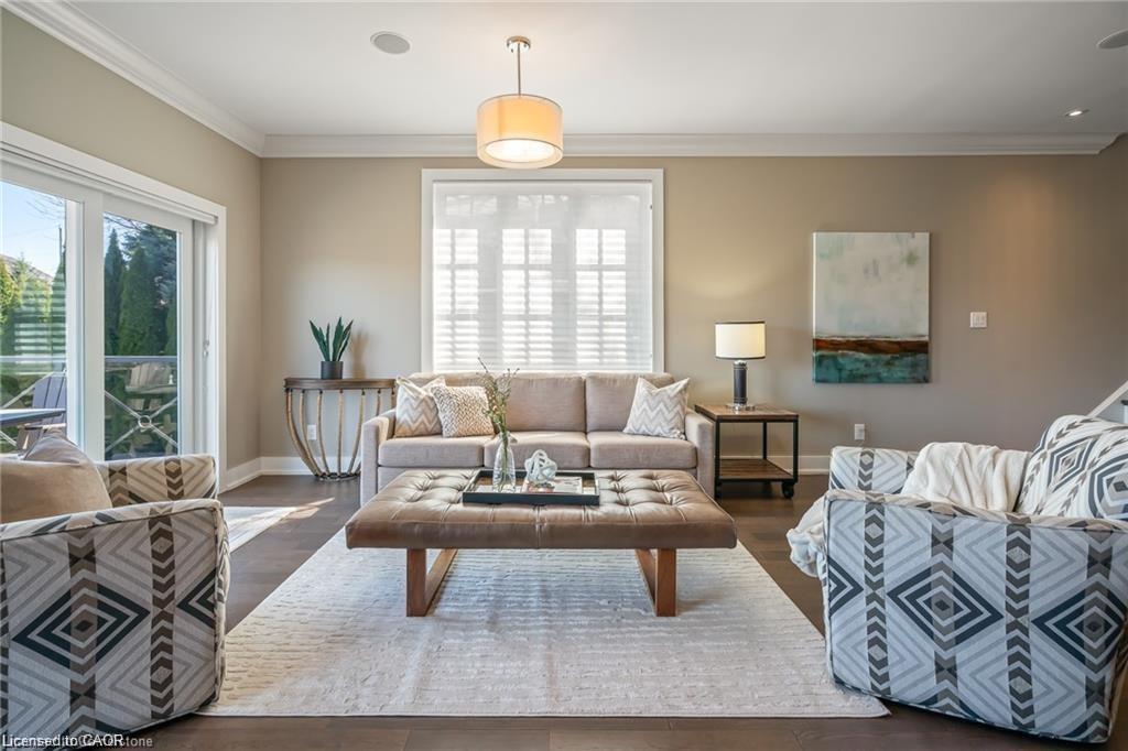 20-19 Lake Street, Grimsby, ON - Indoor Photo Showing Living Room