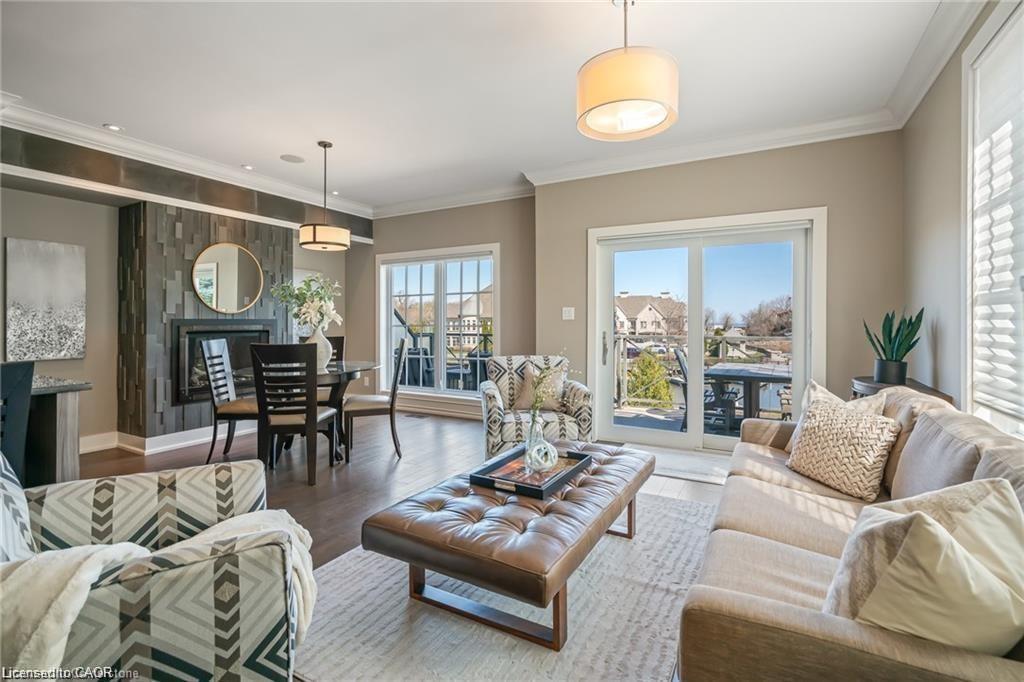 20-19 Lake Street, Grimsby, ON - Indoor Photo Showing Living Room