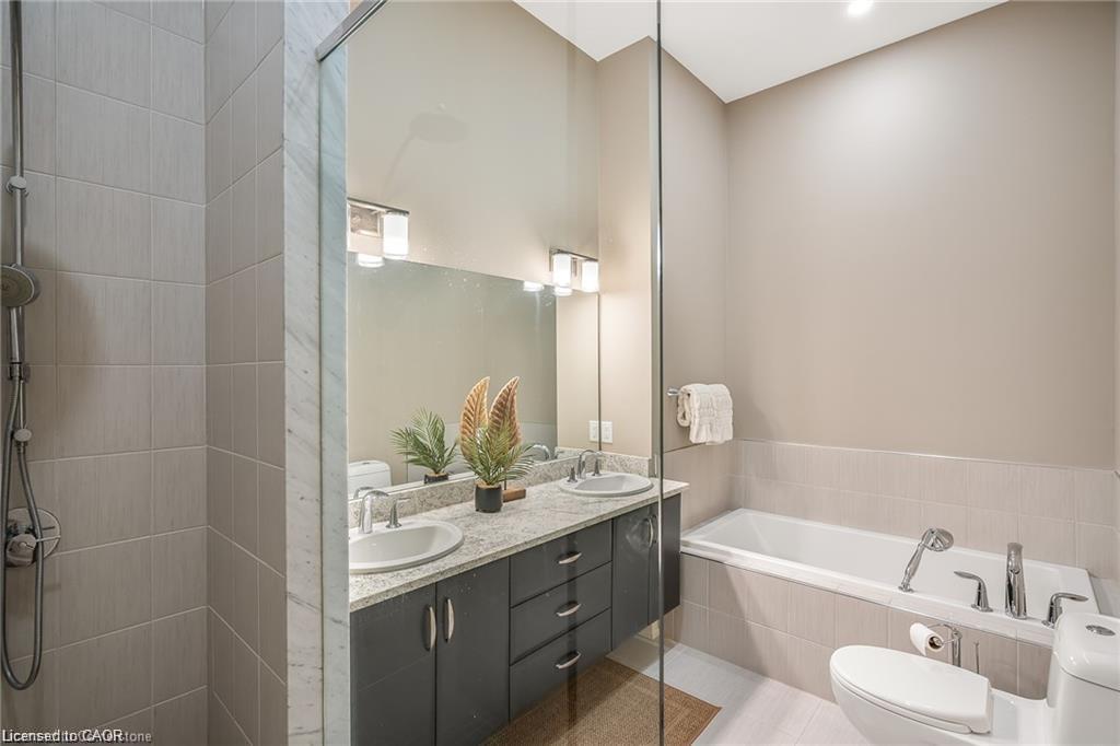 20-19 Lake Street, Grimsby, ON - Indoor Photo Showing Bathroom