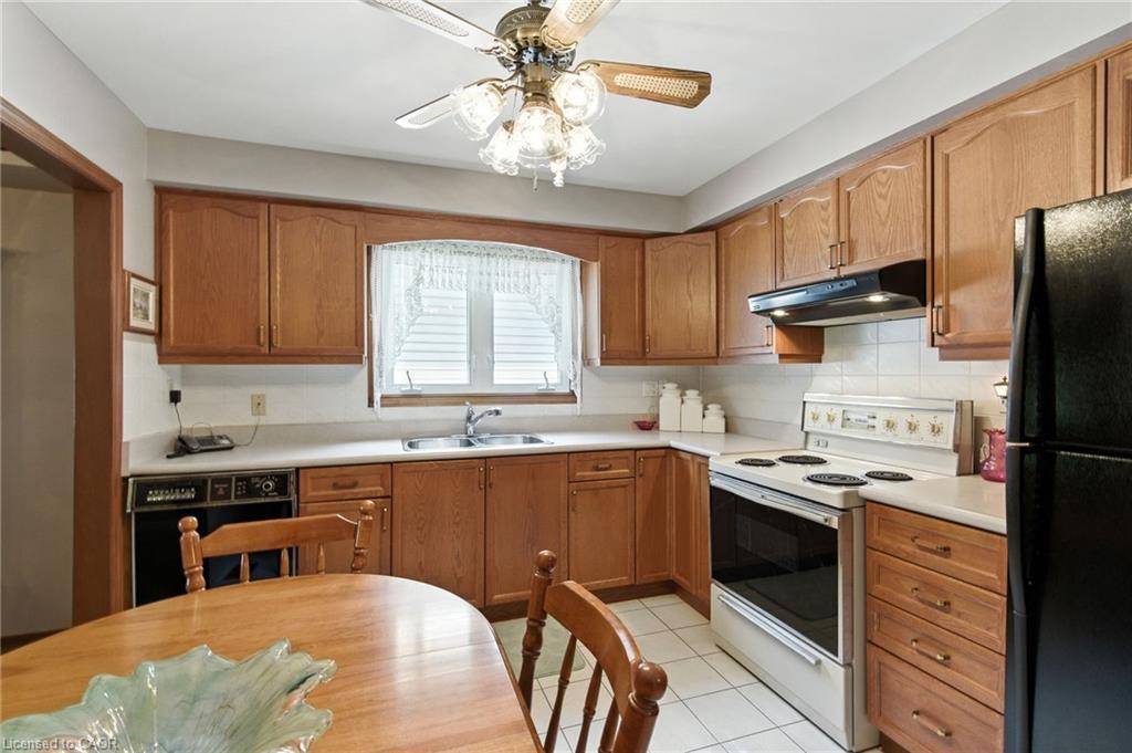 39 Megna Court, Hamilton, ON - Indoor Photo Showing Kitchen With Double Sink