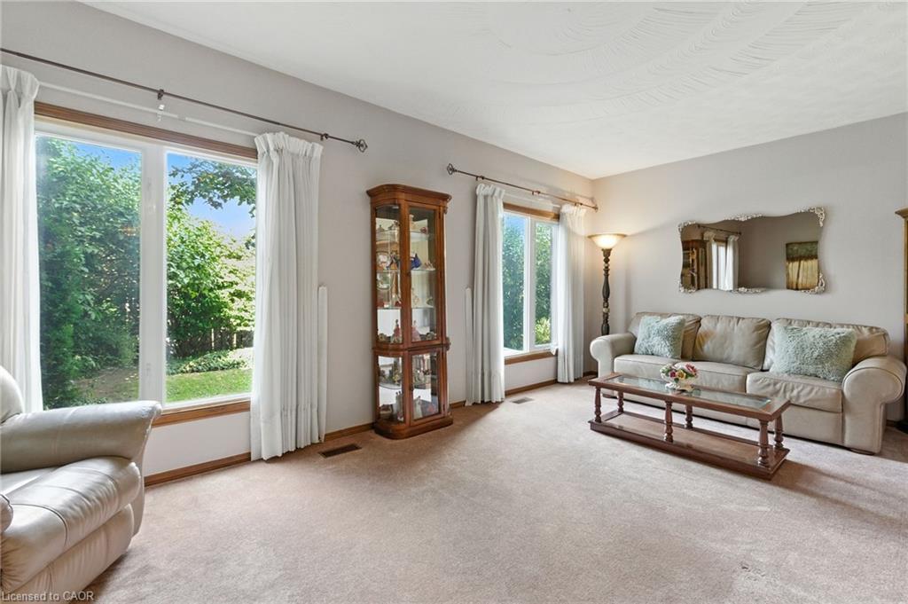 39 Megna Court, Hamilton, ON - Indoor Photo Showing Living Room