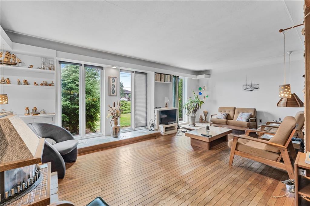 614 Golf Club Road, Hamilton, ON - Indoor Photo Showing Living Room