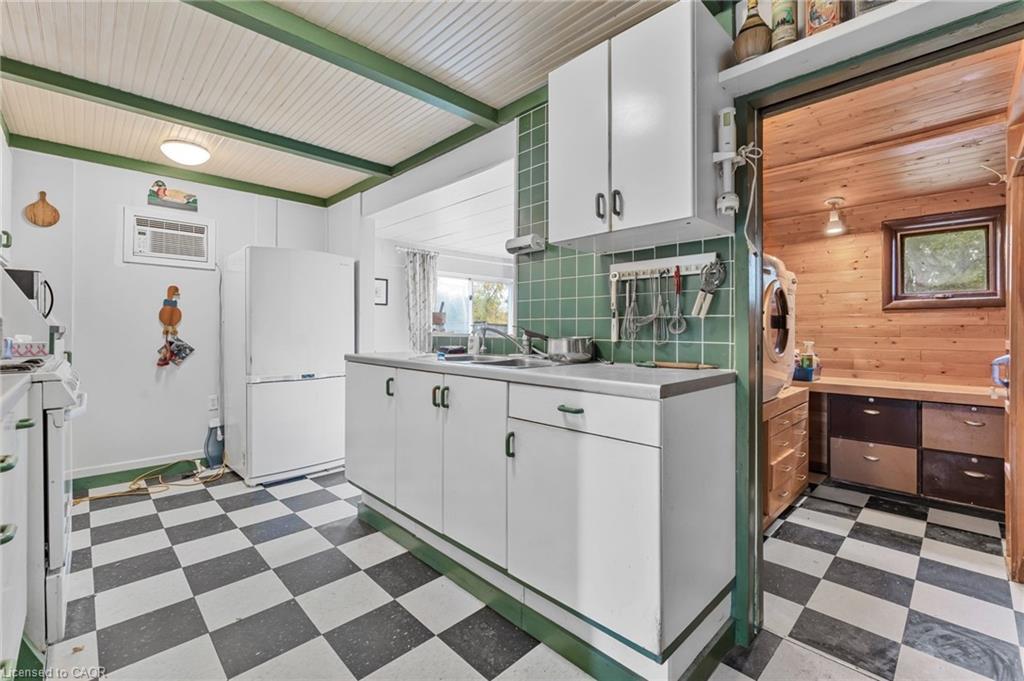 614 Golf Club Road, Hamilton, ON - Indoor Photo Showing Kitchen With Double Sink