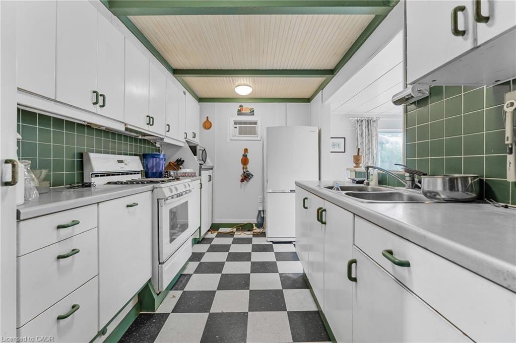 614 Golf Club Road, Hamilton, ON - Indoor Photo Showing Kitchen With Double Sink