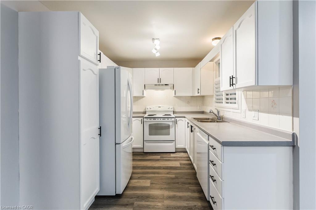 20-1030 Colborne Street E, Brantford, ON - Indoor Photo Showing Kitchen With Double Sink