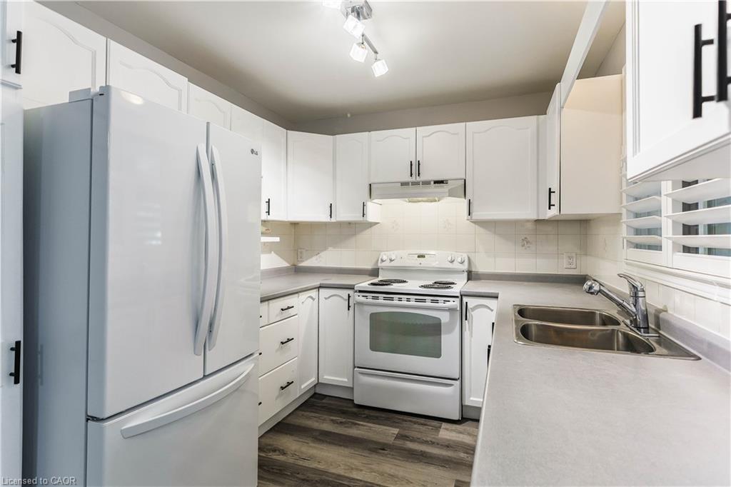 20-1030 Colborne Street E, Brantford, ON - Indoor Photo Showing Kitchen With Double Sink