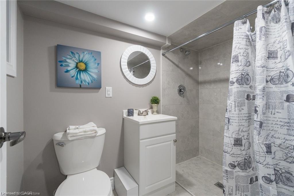2-27 Belmont Avenue, Hamilton, ON - Indoor Photo Showing Bathroom