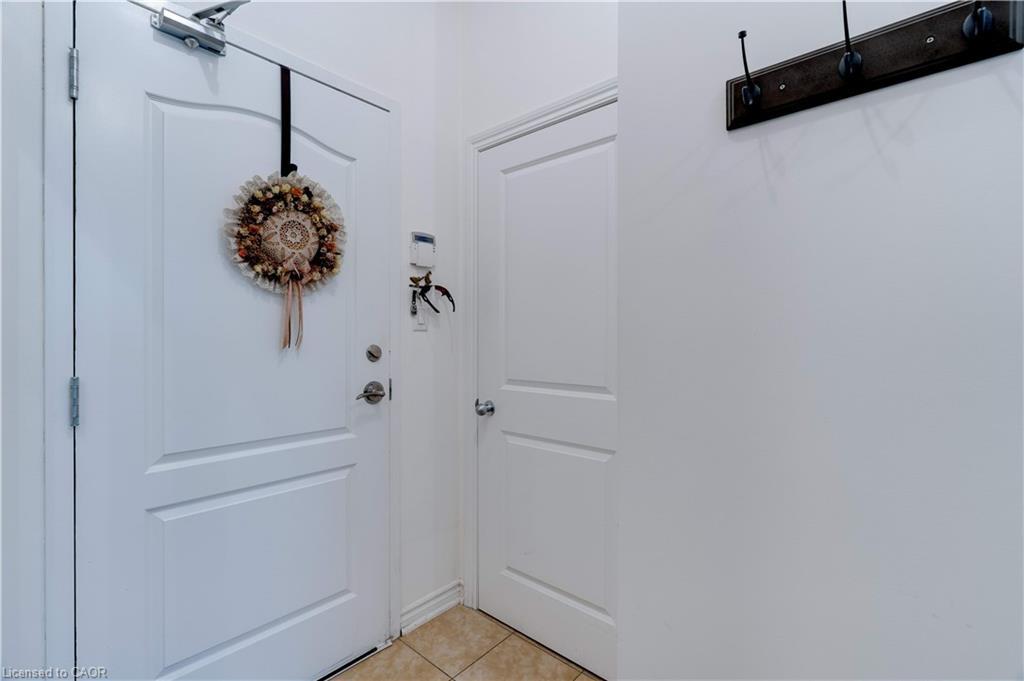 111-5327 Upper Middle Road, Burlington, ON - Indoor Photo Showing Other Room