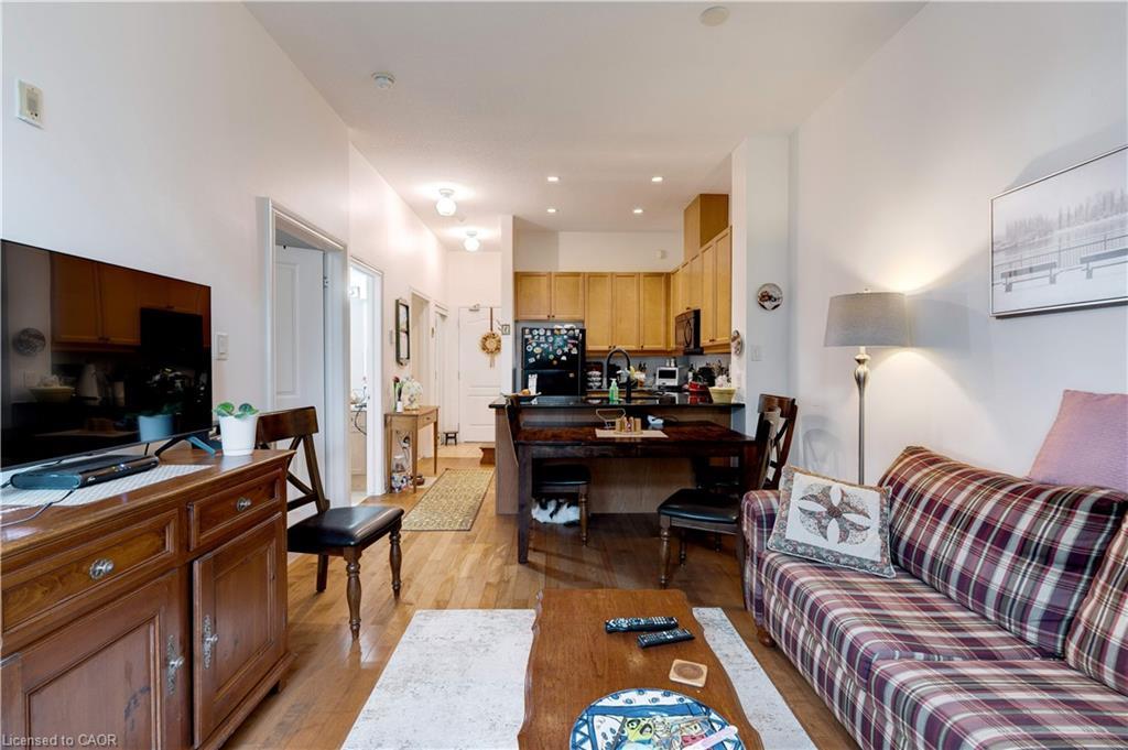 111-5327 Upper Middle Road, Burlington, ON - Indoor Photo Showing Living Room