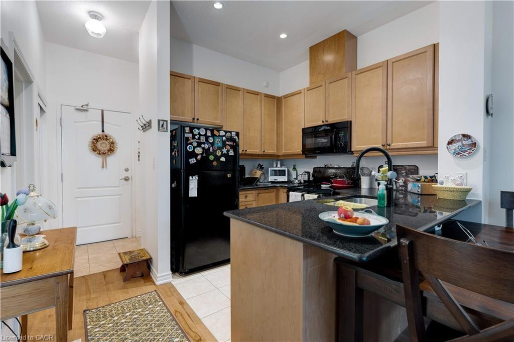 111-5327 Upper Middle Road, Burlington, ON - Indoor Photo Showing Kitchen