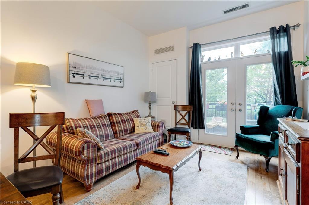 111-5327 Upper Middle Road, Burlington, ON - Indoor Photo Showing Living Room