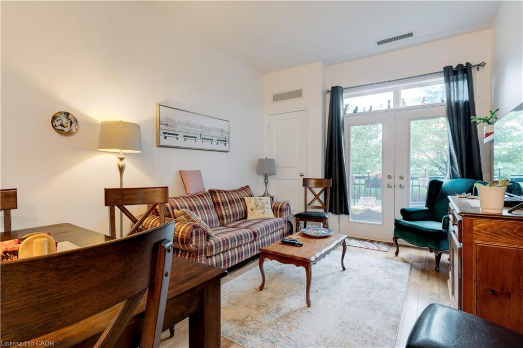 111-5327 Upper Middle Road, Burlington, ON - Indoor Photo Showing Living Room