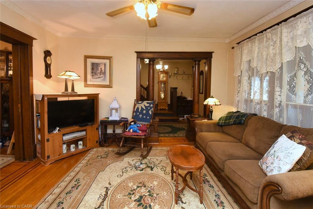 12 Leinster Avenue S, Hamilton, ON - Indoor Photo Showing Living Room
