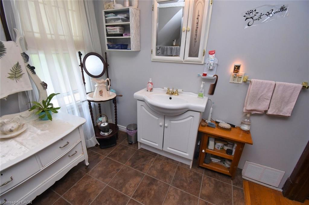 12 Leinster Avenue S, Hamilton, ON - Indoor Photo Showing Bathroom