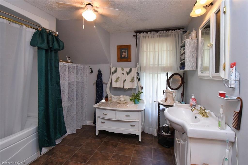 12 Leinster Avenue S, Hamilton, ON - Indoor Photo Showing Bathroom