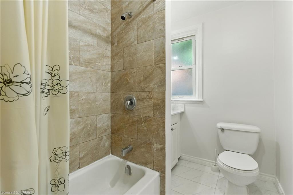 24 Macklin Street N, Hamilton, ON - Indoor Photo Showing Bathroom