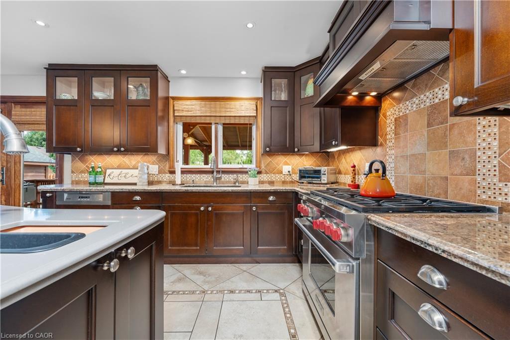 22 Wendakee Drive, Hamilton, ON - Indoor Photo Showing Kitchen