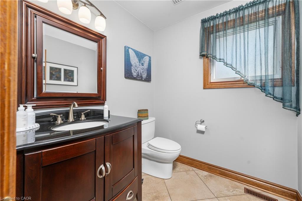 22 Wendakee Drive, Hamilton, ON - Indoor Photo Showing Bathroom