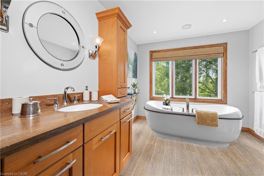 22 Wendakee Drive, Hamilton, ON - Indoor Photo Showing Bathroom