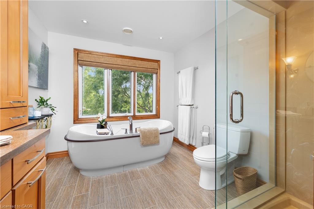 22 Wendakee Drive, Hamilton, ON - Indoor Photo Showing Bathroom