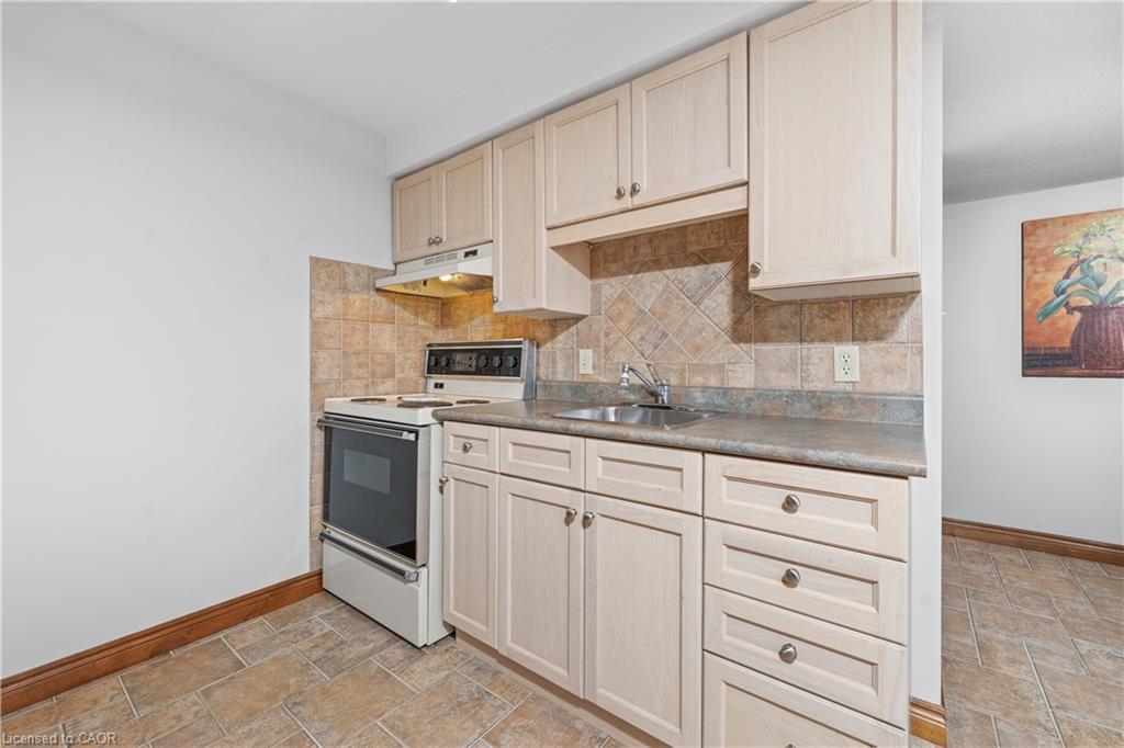 22 Wendakee Drive, Hamilton, ON - Indoor Photo Showing Kitchen