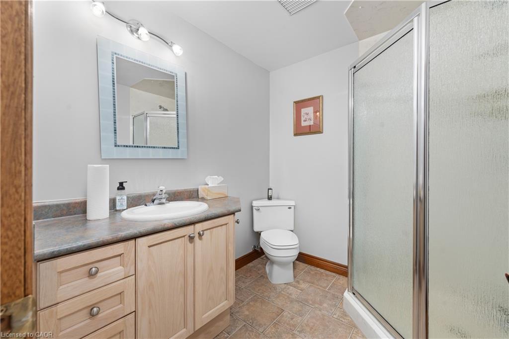 22 Wendakee Drive, Hamilton, ON - Indoor Photo Showing Bathroom