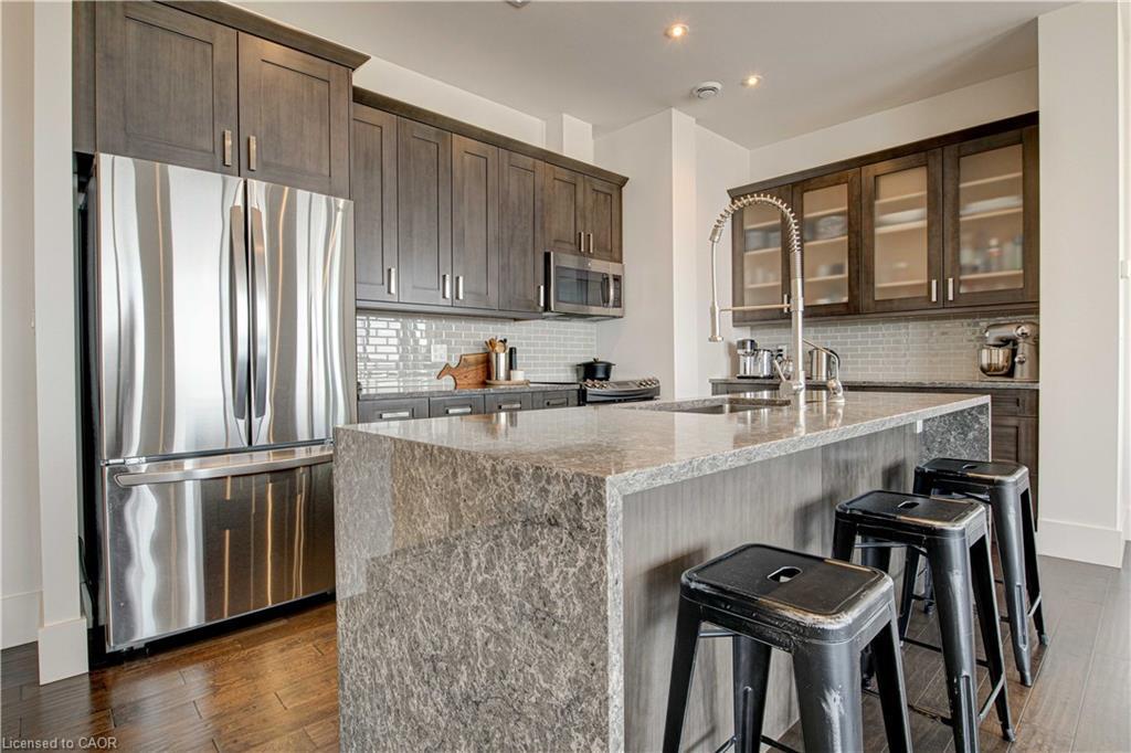 1902-1 Victoria Street S, Kitchener, ON - Indoor Photo Showing Kitchen With Upgraded Kitchen