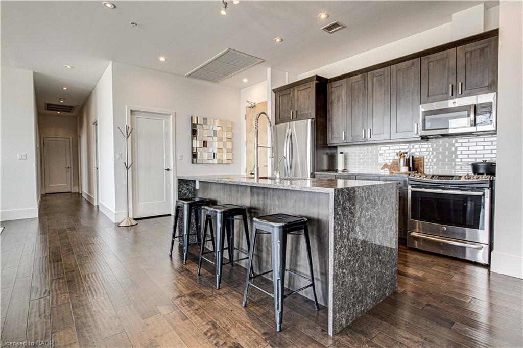 1902-1 Victoria Street S, Kitchener, ON - Indoor Photo Showing Kitchen With Upgraded Kitchen