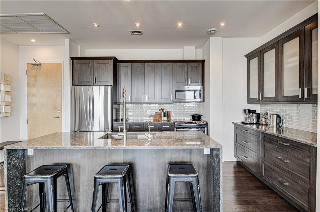 1902-1 Victoria Street S, Kitchener, ON - Indoor Photo Showing Kitchen With Upgraded Kitchen