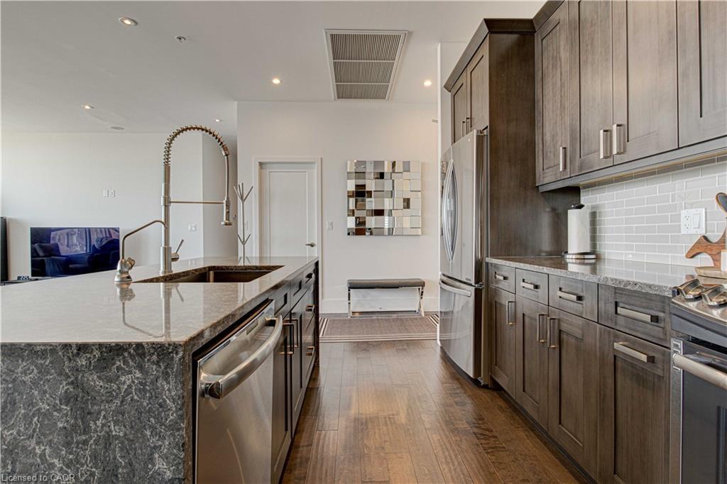 1902-1 Victoria Street S, Kitchener, ON - Indoor Photo Showing Kitchen With Upgraded Kitchen