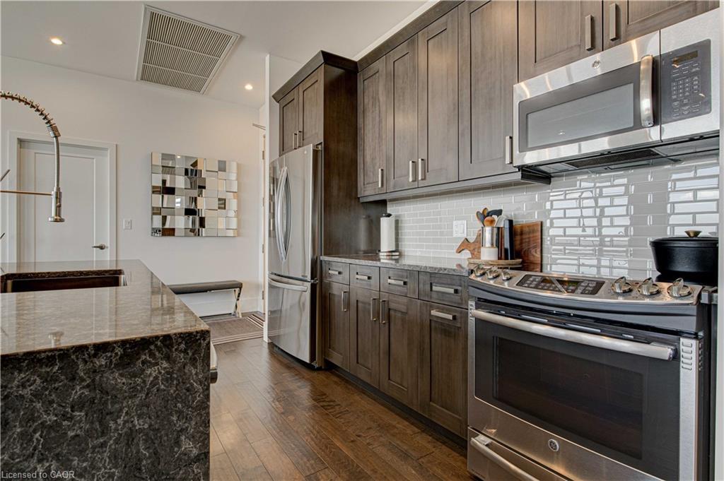 1902-1 Victoria Street S, Kitchener, ON - Indoor Photo Showing Kitchen With Upgraded Kitchen