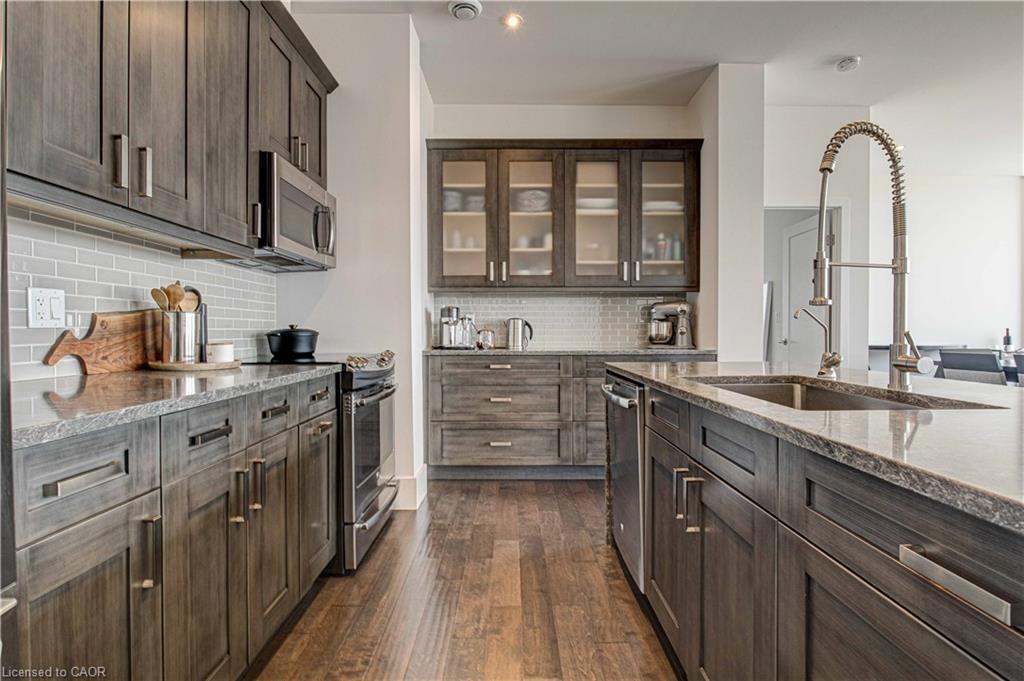 1902-1 Victoria Street S, Kitchener, ON - Indoor Photo Showing Kitchen With Upgraded Kitchen