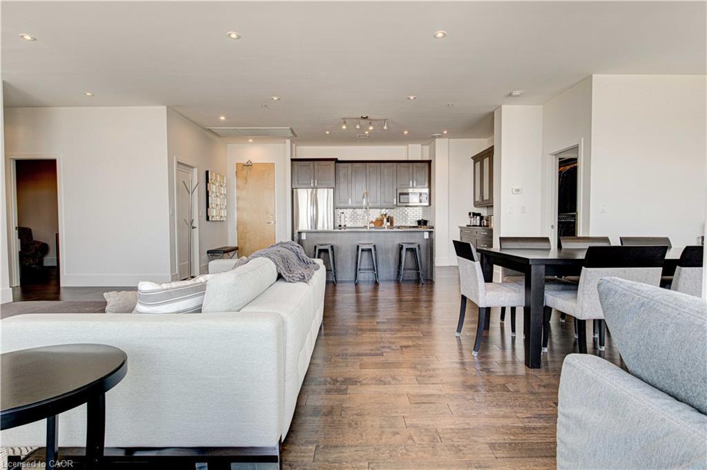 1902-1 Victoria Street S, Kitchener, ON - Indoor Photo Showing Living Room