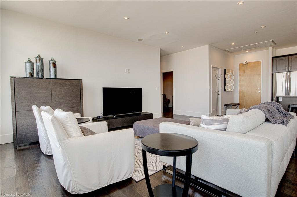1902-1 Victoria Street S, Kitchener, ON - Indoor Photo Showing Living Room