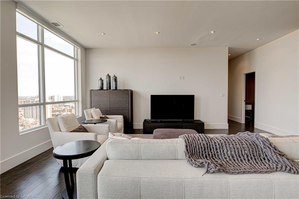 1902-1 Victoria Street S, Kitchener, ON - Indoor Photo Showing Living Room