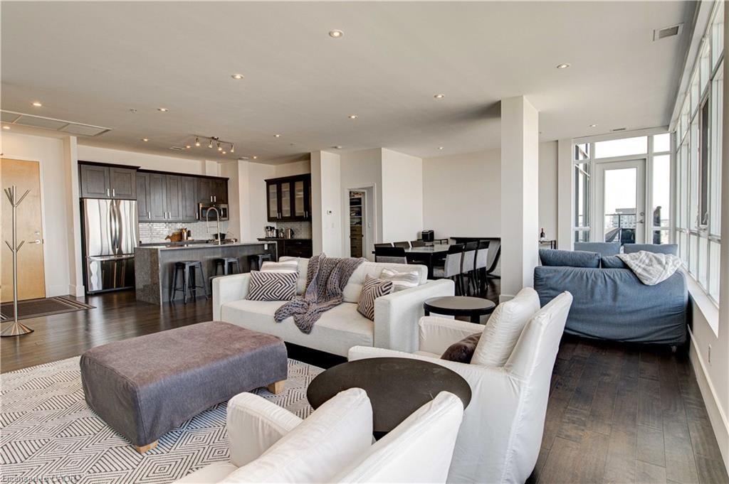 1902-1 Victoria Street S, Kitchener, ON - Indoor Photo Showing Living Room