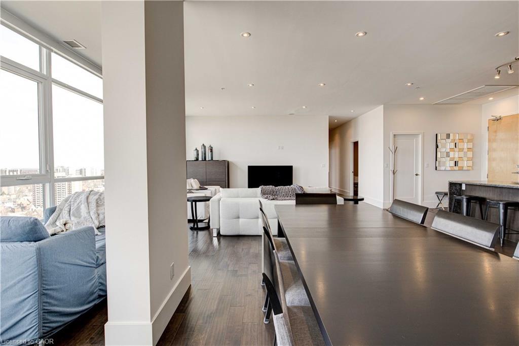 1902-1 Victoria Street S, Kitchener, ON - Indoor Photo Showing Living Room