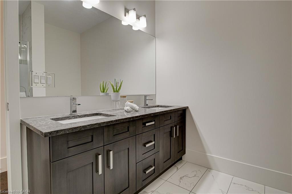 1902-1 Victoria Street S, Kitchener, ON - Indoor Photo Showing Bathroom